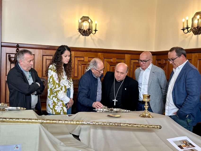 Ourives de Compostela restaura, grazas ao apoio da Deputación, 40 pezas antigas, a maioría do S. XVIII