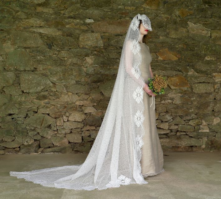 Un vestido de noiva en liño e unha escultura de gres e cerámica gañan os Premios Antonio Fraguas