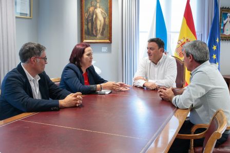 O vicepresidente da Deputación, Xosé Regueira, visita Corcubión para analizar co goberno local diversas cuestións relativas a obras e servizos