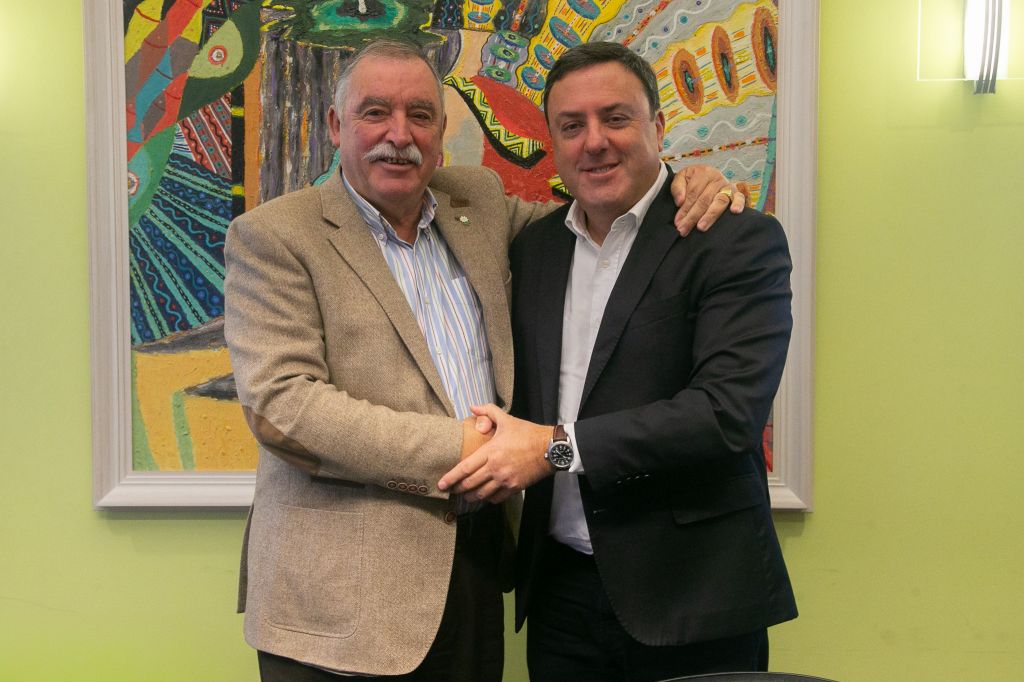 A Deputación achega 400.000 euros para construír as novas gradas e vestiarios do campo de fútbol do Redondo, en Oleiros