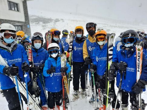 Un centenar de escolares das comarcas de Ferroterra e Ortegal participan na campaña de esquí da Deputación da Coruña en Asturias
