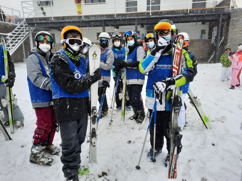 Un centenar de escolares das comarcas de Ferroterra e Ortegal aprenderon a esquiar coa Deputación da Coruña en Asturias