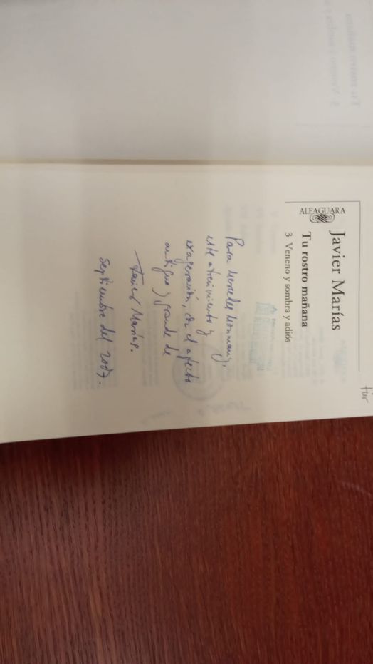 libro adicado na sala cam.jpg