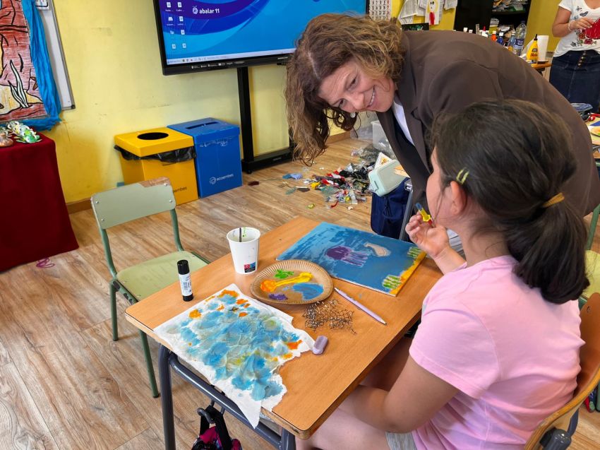 A Deputación leva ao CEIP Sada y sus Contornos un obradoiro que transforma lixo mariño en creación artística