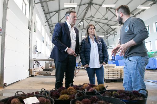 O presidente da Deputación da Coruña visita a Confraría de Pescadores de Ferrol