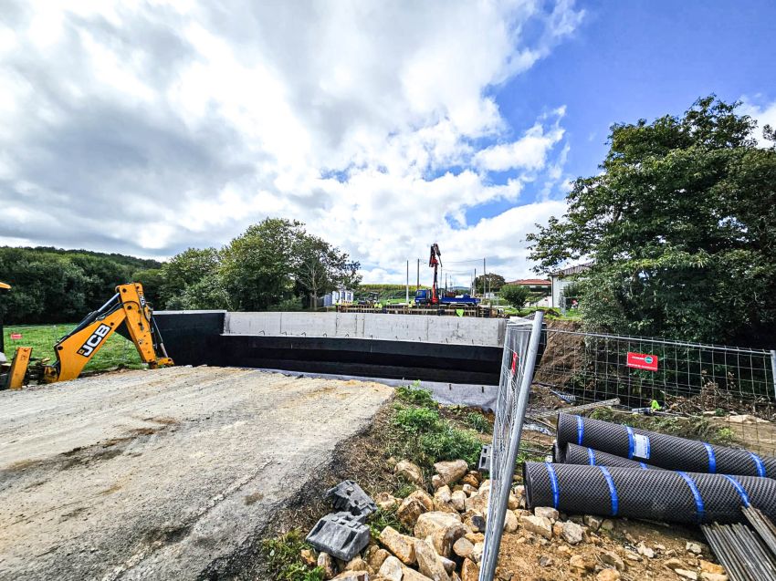 A Deputación prevé abrir ao tráfico a ponte da estrada de Caxadas a Baíñas, en Vimianzo, a mediados do mes de novembro