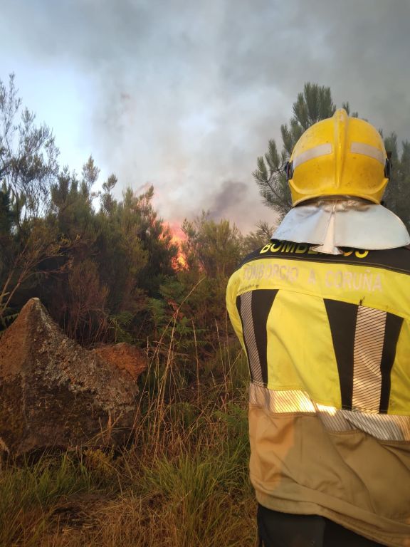 O Consorcio Provincial Contraincendios da Coruña mobiliza aos seus bombeiros para apoiar as labores de extinción dos incendios en Ourense