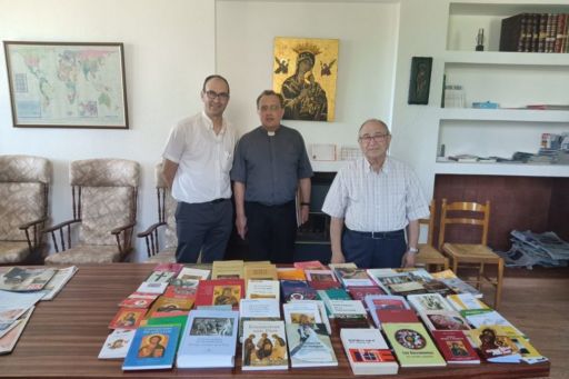 Os redentoristas entregan un centenar de libros ao Archivo Diocesano de Astorga