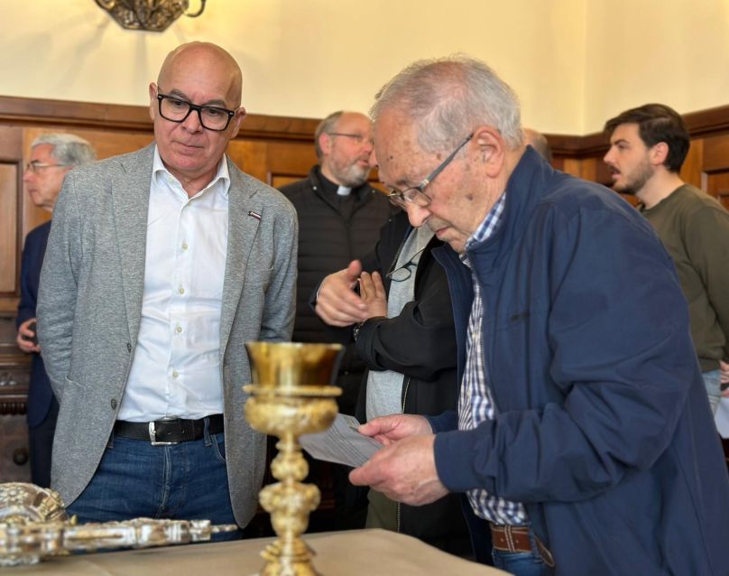 Ourives de Compostela restaura, grazas ao apoio da Deputación, 40 pezas antigas, a maioría do S. XVIII