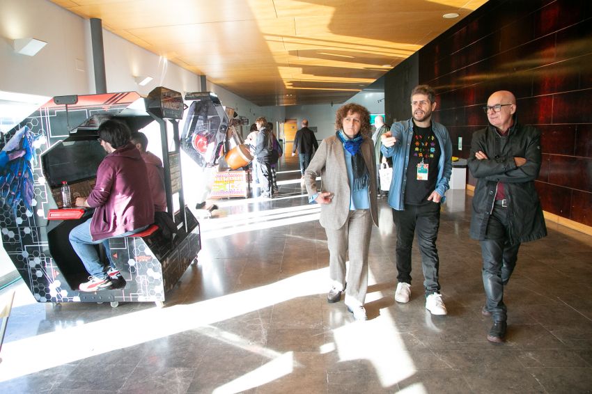 O salón Pixel á Feira, da Deputación da Coruña, celebra con éxito o talento do videoxogo en galego