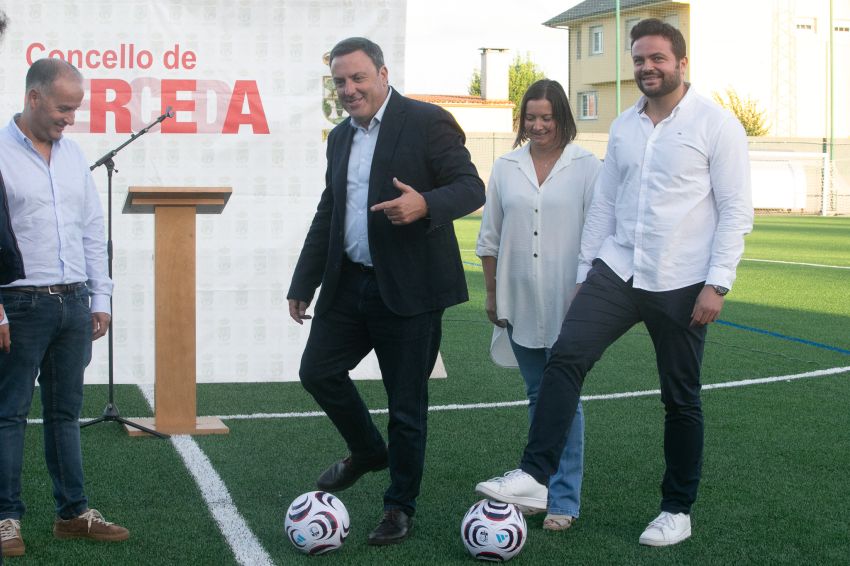Cerceda estrea o renovado do campo de fútbol de céspede artificial do complexo deportivo do Roxo