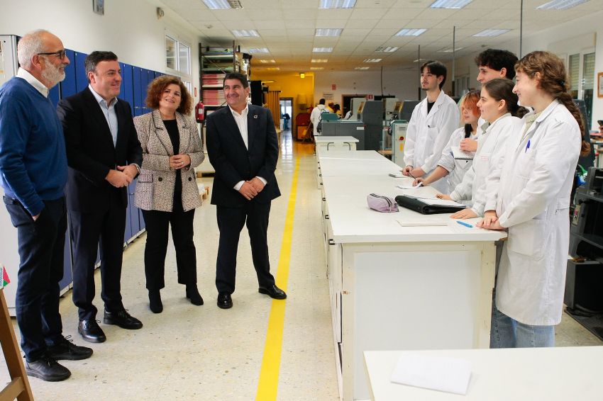 Formoso destaca a aposta do Goberno de España pola Formación Profesional na súa visita ás aulas e talleres do IES Rosalía de Mera