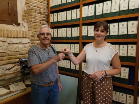 A alcaldesa de Biar entrega as chaves do arquivo a José Maestre