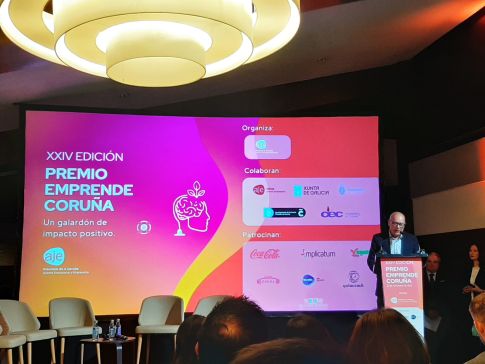 O vicepresidente Xosé Regueira entrega o Premio Iniciativa Emprendedora de AJE Coruña