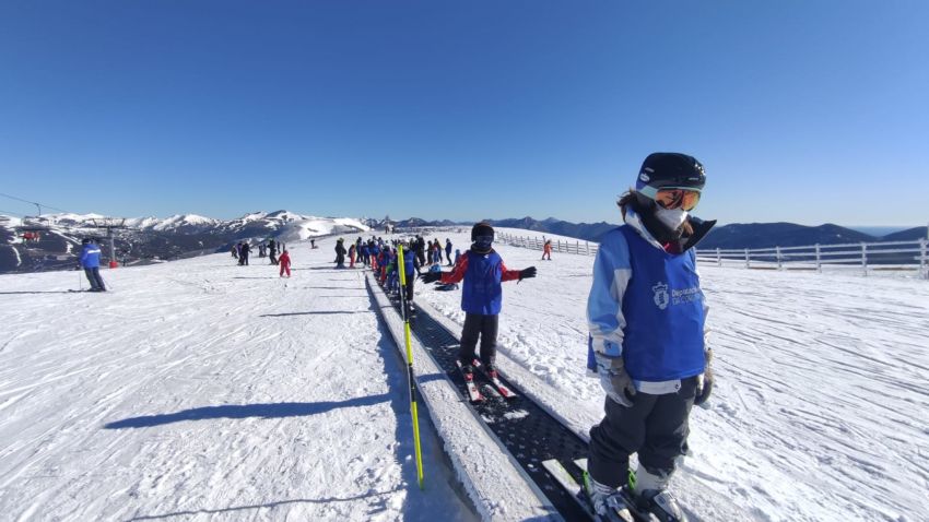 Un centenar de nenos e nenas das comarcas de Compostela e Barbanza participan na Campaña de Esquí da Deputación