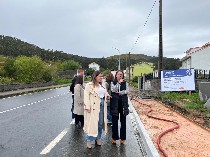 A deputada do Plan Único, Cristina García, aborda en Muros o investimento da Deputación no municipio, que supera os 860.000 €
