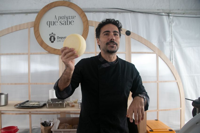 Xosé Regueira e Cristina García subliñan na Feira do Queixo de Moeche a importancia do «produto de 'Km 0'»