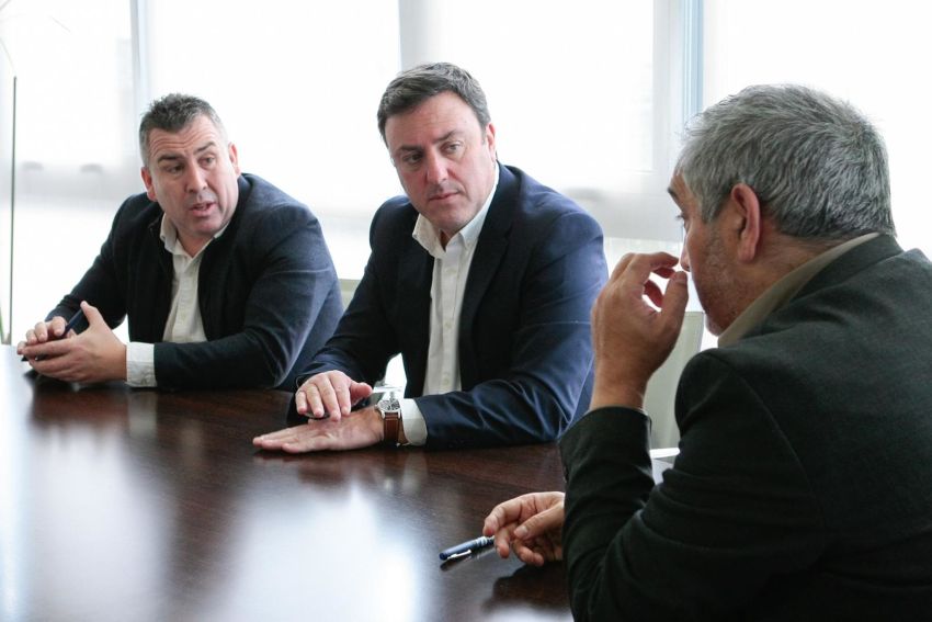 A Deputación e o Concello de Brión asinan un convenio para cofinanciar a ampliación do pavillón municipal de Pedrouzos