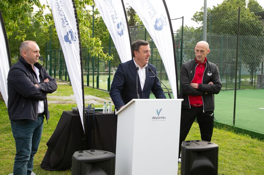 A Deputación e o Concello de Negreira inauguran as renovadas pistas de tenis de Pedra Mámoa tras unha reforma de 80.000 euros financiada polo Plan Único