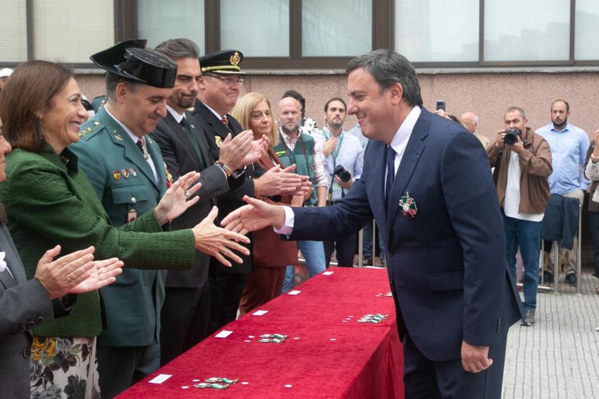 Valentín González Formoso recibe a Cruz de Prata da Garda Civil nos actos do Día do Pilar na Coruña