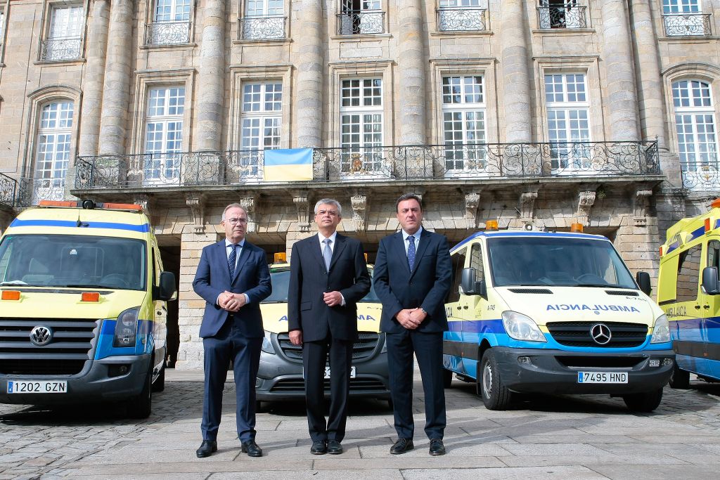 A Deputación da Coruña entrega ao embaixador de Ucraína catro ambulancias para atender as urxencias da guerra