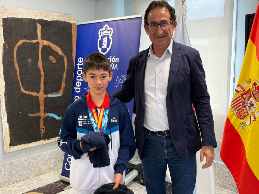 O deputado de Deportes, Antonio Leira, recibiu ao subcampión europeo de kung fu Erik Martín