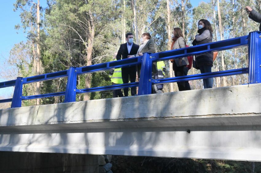 González Formoso comproba o resultado final das obras da ponte sobre o rego Pesqueira, en Lousame