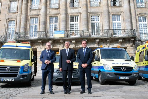A Deputación da Coruña entrega ao embaixador de Ucraína catro ambulancias para atender as urxencias da guerra