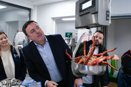 O presidente da Deputación da Coruña visita a Confraría de Pescadores de Ferrol