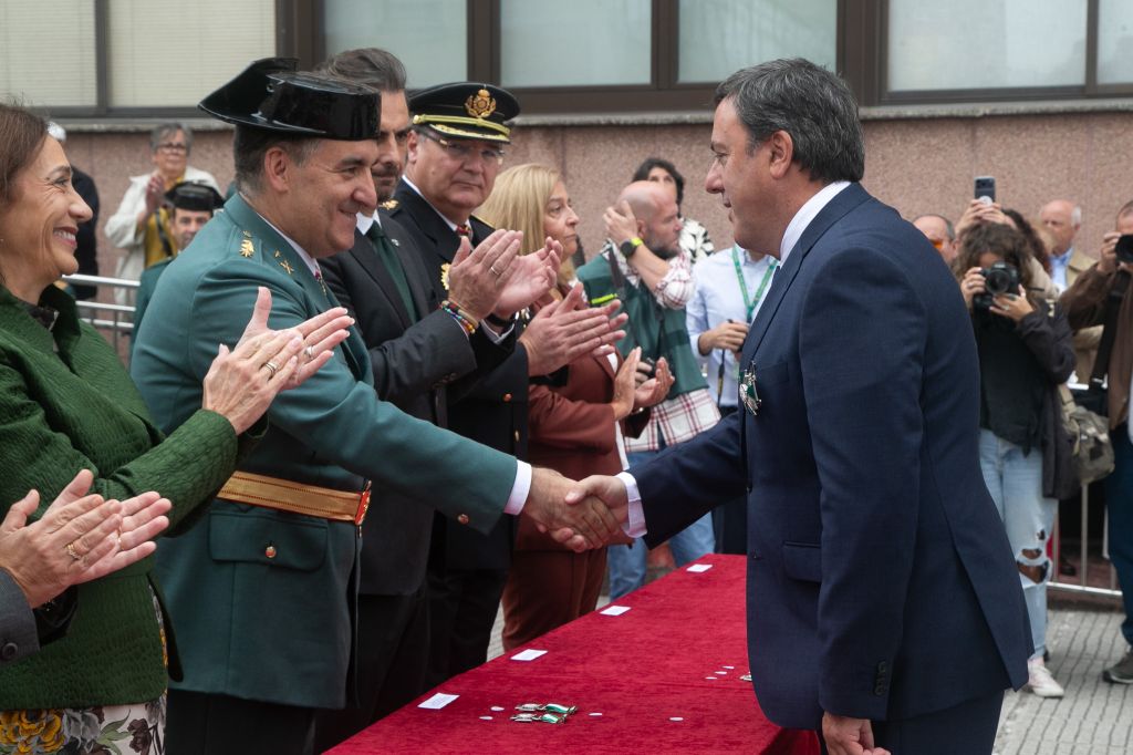 Valentín González Formoso recibe a Cruz de Prata da Garda Civil nos actos do Día do Pilar na Coruña