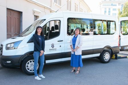A Deputación da Coruña entrega cinco vehículos a entidades sociais da provincia