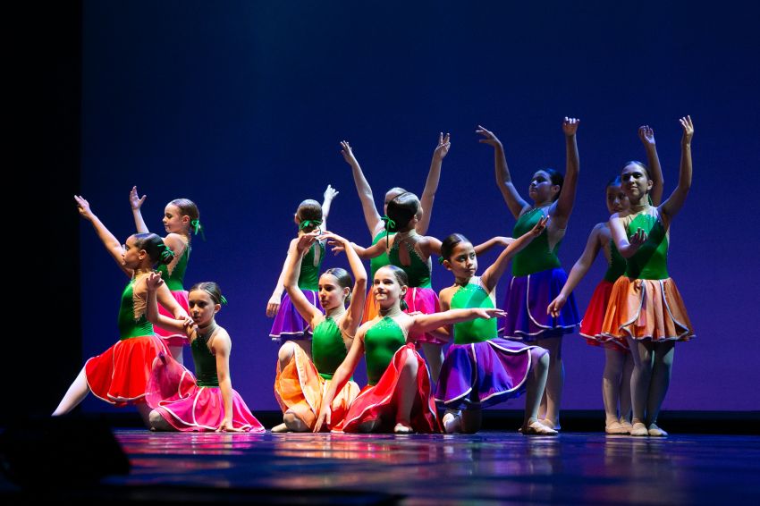 Un Teatro Colón entregado gozou do peche do curso do Conservatorio de Danza da Deputación