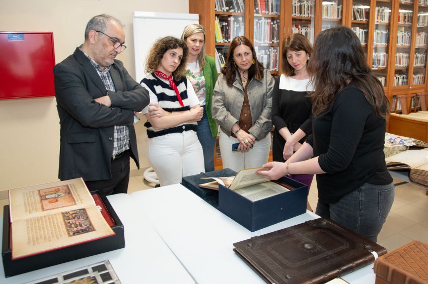 A Deputación celebra o Día do Libro cunha visita institucional á Biblioteca Provincial