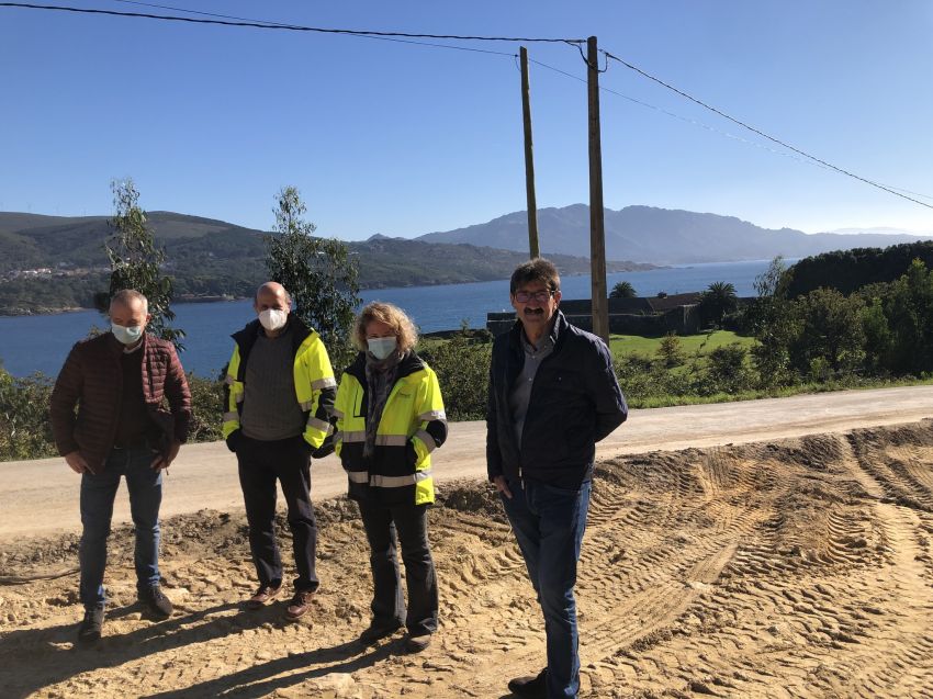 José Manuel Pequeño visita as obras da senda peonil que conectará Quenxe co faro de Cee, en Corcubión