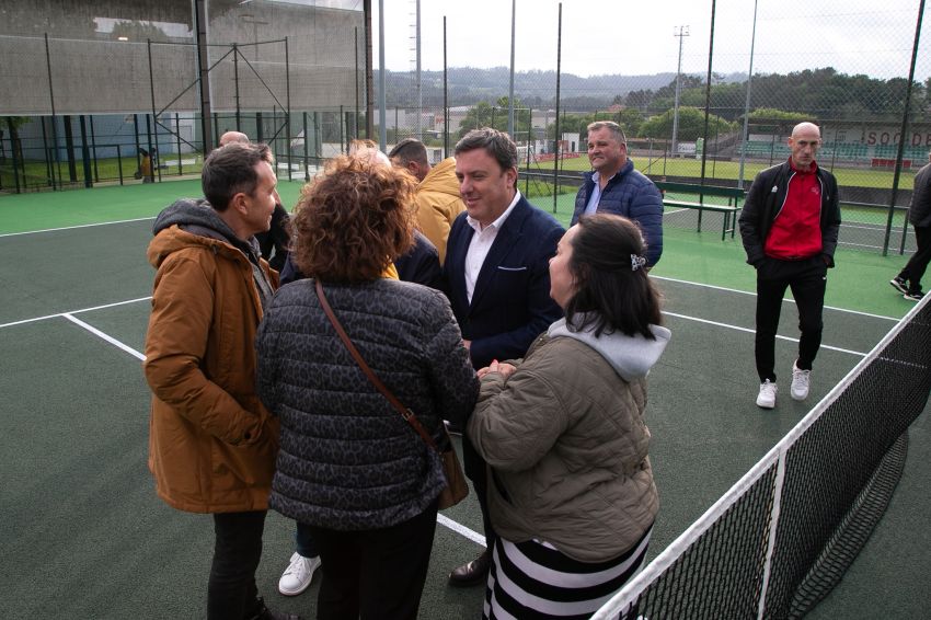 A Deputación e o Concello de Negreira inauguran as renovadas pistas de tenis de Pedra Mámoa tras unha reforma de 80.000 euros financiada polo Plan Único