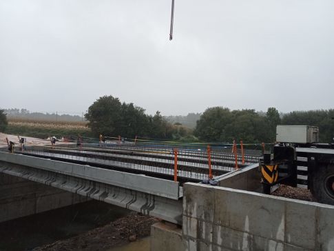 A Deputación instala as vigas da ponte da estrada de Caxadas e Baíñas, en Vimianzo