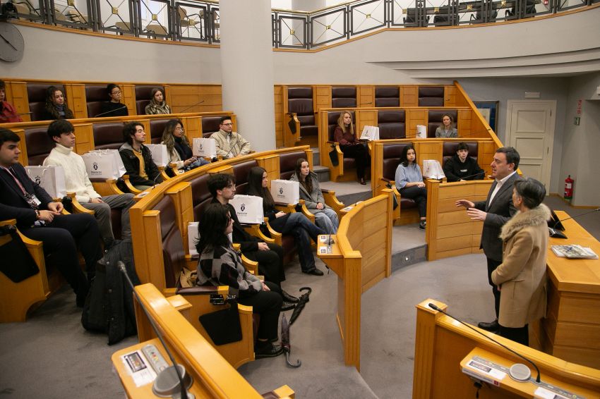 A Deputación da Coruña recibe o alumnado da Facultade de Economía e Empresa da UDC no marco do programa ParlaCoruña