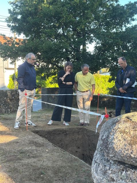 A Deputación da Coruña organiza catro visitas guiadas ao dolmen de Cabaleiros para lle achegar á veciñanza a investigación arqueolóxica en marcha