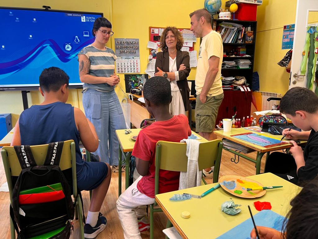 A Deputación leva ao CEIP Sada y sus Contornos un obradoiro que transforma lixo mariño en creación artística