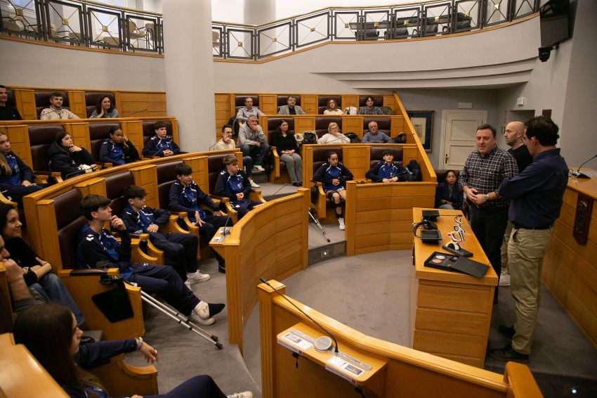 A Deputación da Coruña recibe ás e aos 14 deportistas da provincia participantes no CESA 2026 coas seleccións galegas de balonmán