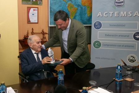Formoso destaca o “exemplo pioneiro” de INSERTEGA no ámbito da economía circular e a reciclaxe de produtos téxtiles