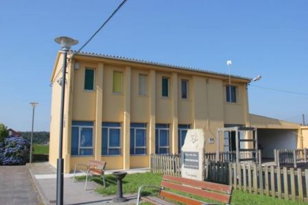 Finalizan as obras de reforma da escola unitaria de Campolongo, en Pontedeume, convertida nun local social a través do Plan Único