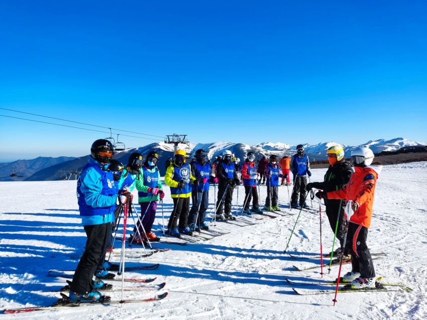 Un centenar de nenos e nenas de Bergantiños e Costa da Morte inauguraron a Campaña de Esquí 2022 da Deputación