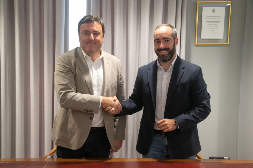 Formoso e Bustelo asinan o convenio para construír a nova Casa de Acompañamento aos Maiores de Rianxo