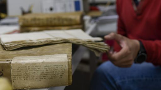 O arquivo que custodia quilómetro e medio de documentos que contan a historia da diocese de Lugo.