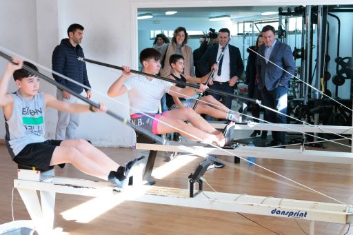 A Deputación da Coruña entrega un novo vehículo e material de adestramento ao Club de Piragüismo Rías Baixas de Boiro