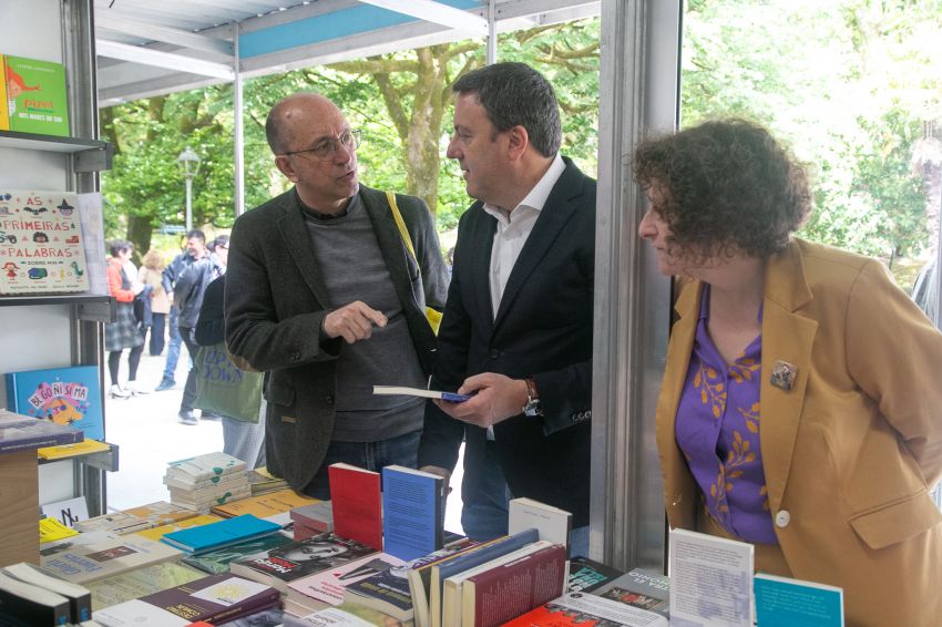 A Deputación da Coruña participa na inauguración da Feira do Libro de Santiago reivindicando a lectura como “un acto de liberdade”