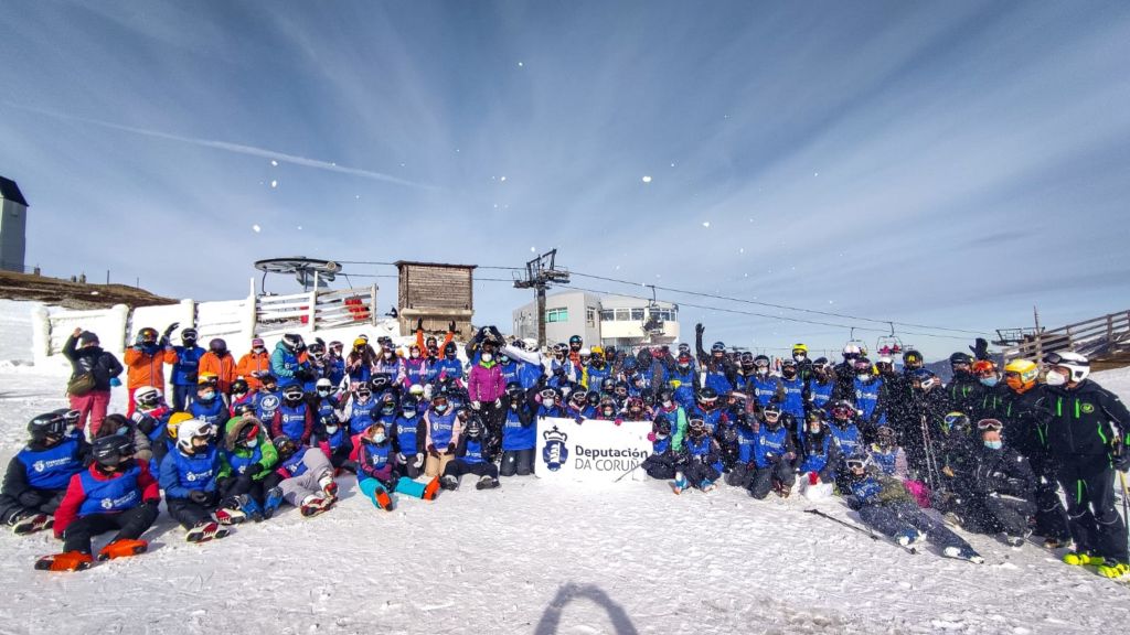 Un centenar de nenos e nenas de Bergantiños e Costa da Morte inauguraron a Campaña de Esquí 2022 da Deputación