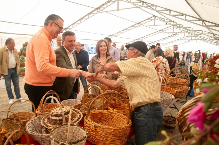 Valentín González Formoso visita a Festa do Champiñón de Ordes