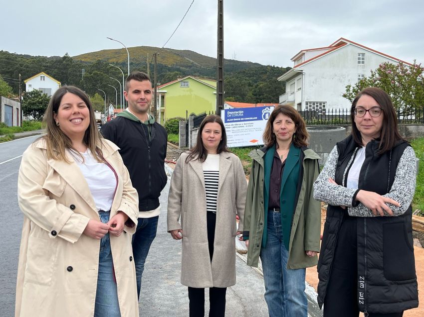 A deputada do Plan Único, Cristina García, aborda en Muros o investimento da Deputación no municipio, que supera os 860.000 €